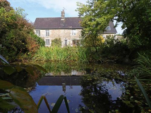 Tinchebray-Bocage Casa | Retraite paisible en maison traditionnelle, 4 chambres, jardin arboré, cheminée et nature luxuriante. - FR-1-497-154