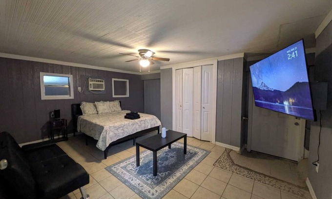 Harlingen Apartamento | Retreat-1BR Apt w/ 65 inch Tv!