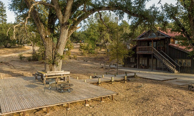 Coarsegold Villa | Retreat by Yosemite: Balcony & Garden Suites