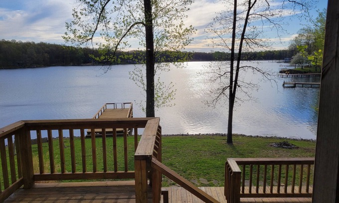 Brookport Casa | Retreat Cabin in Southern Illinois on Lakefront with an Outdoor Hot Tub