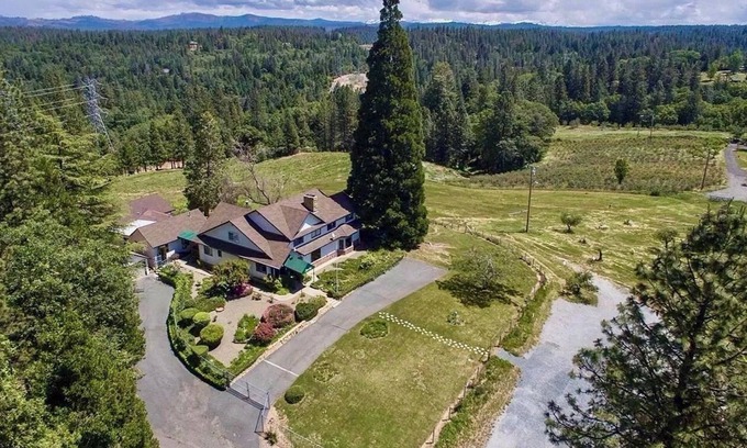 Apple Hill Otro | Retreat - Heart of Apple Hill 5-bedroom farmhouse in Camino