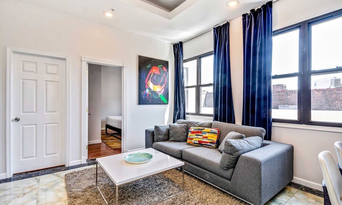 Chinatown Apartamento | Retreat in a Stylish 2BD Apartment in the Heart of the City