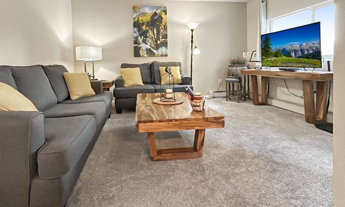 Rockrimmon Condominio | "Retreat in the Springs!" 2 BR Condo - Sleeps 5!