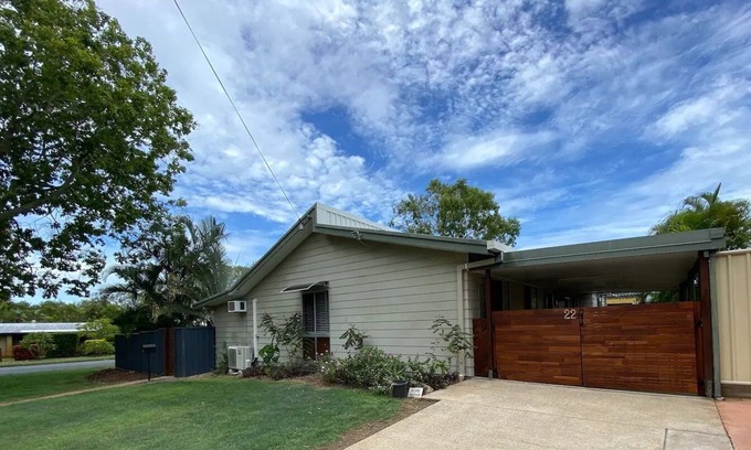 Slade Point Casa | RETREAT ON JANZ cheerful 4BR home, pool/games room