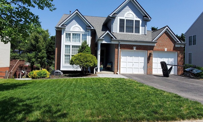 Severn Casa | Retreat on Sage Brush Court (Basement Suite w/private entrance)