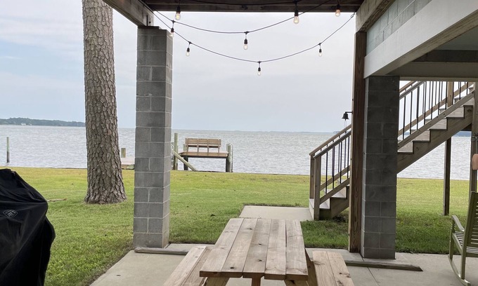 Dutton Cabaña | Retreat to a quiet, waterfront getaway!
