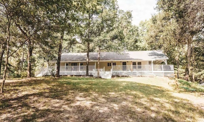 Coldspring Otro | Retreat to the country. Three updated farmhouses, 28 acres, pickleball court.