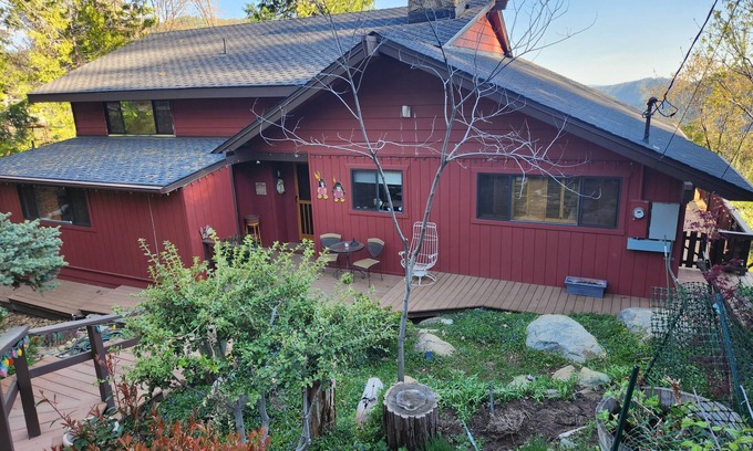 Mi-Wuk Village Cabina | Retreat to this 4/2 Mi-Wuk Village Residence Awesome Window Views