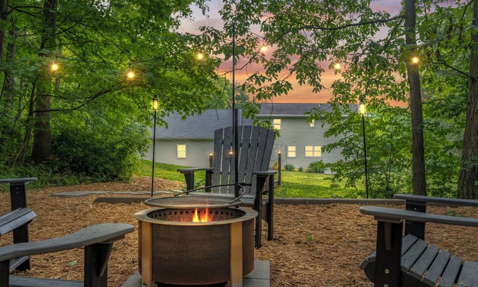 Newport Casa | Retreat with Great View, Hot Tub & Espresso Bar