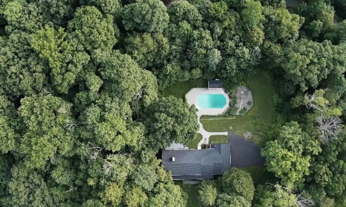 Warwick Casa | Retreat with Hot Tub, 10 Min to Skiing, Fireplace and Firepit!