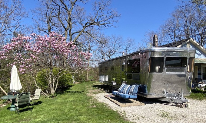 Ashtabula Casa | Retro 1955 Spartan mansion…