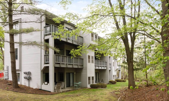 Acme Condominio | Retro 1BR Condo w/ Beach Access + Parking | Near TC
