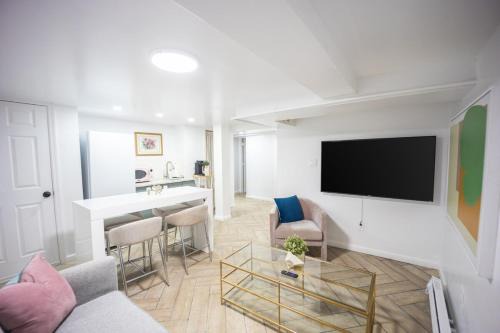 New Rochelle Apartamento | Retro 2 bedroom basement APT with free parking