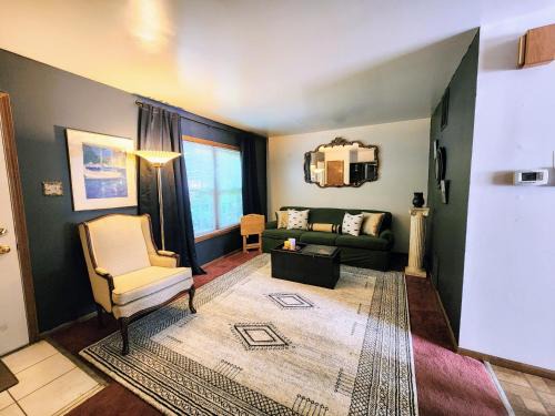 Chicago Apartamento | Retro 2 BR Home 6 mins to United Center with Parking