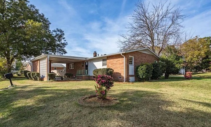 Greensboro Casa | Retro 3-Bedroom Retreat: WiFi, AC in Peaceful Greensboro Close to Major Venues