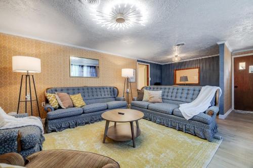 Pooler Casa | Retro! - 4BR Near Sav Airport