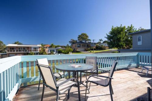Mollymook Beach Casa | Retro Beach House - roomy 4BR retreat near ocean