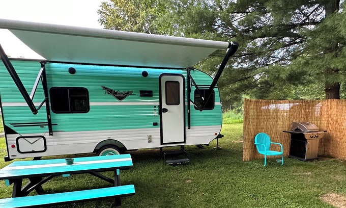 Edwardsville Casa | Retro Camper on Historic Route 66 Homestead