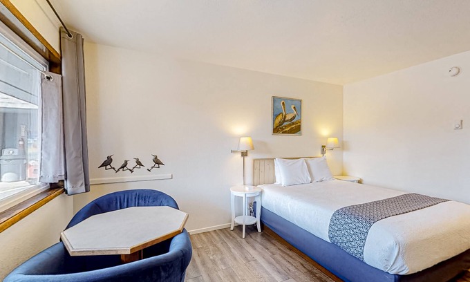 Bandon Casa | Retro-chic beach room with fast WiFI - walk to Old Town shops & restaurants
