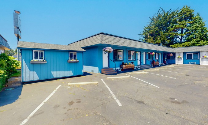 Bandon Casa | Retro-chic motel near beach with WiFi - walk to downtown shops & eateries