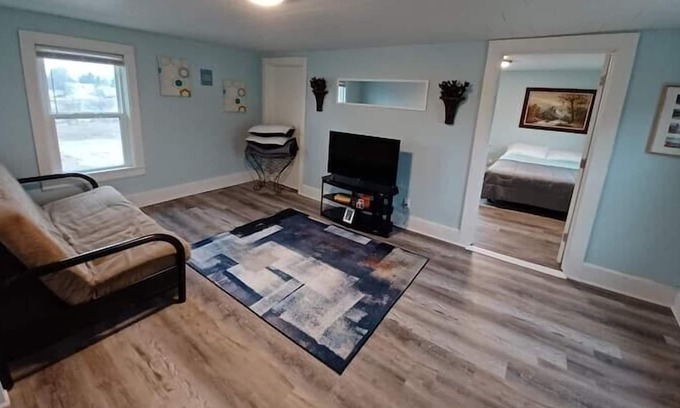Two Rivers Apartamento | Retro-Chic Riverfront Duplex on River St - Upper