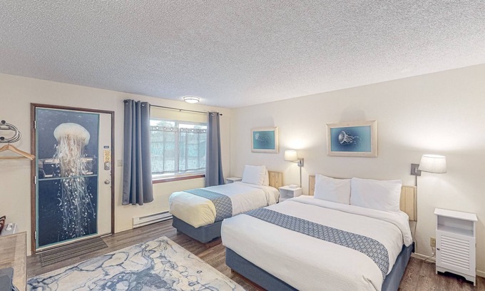 Bandon Casa | Retro-chic room near the beach with fast WiFI - walk to downtown hot spots