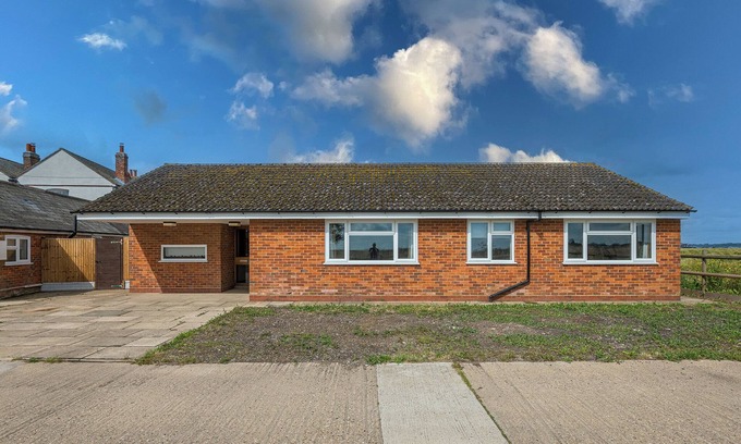 Rochford Cabaña | Retro cottage, 4 beds, sunset garden, RSPB Wallasea views. Family nature retreat