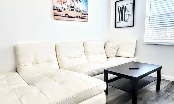 Wilton Manors Cabaña | Retro Cottage - Short Walk to Wilton Dr. ,WIFI, Free Parking