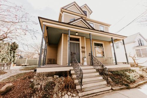 West Seventh Apartamento | Retro Gem Box Victorian Steps from Irvine Park
