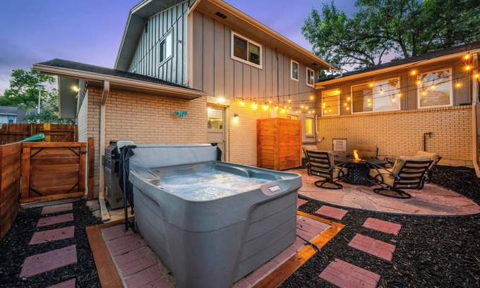 Lakewood Apartamento | Retro Guest Suite with private Hot Tub 10 min to Red Rocks, Denver, and Golden.