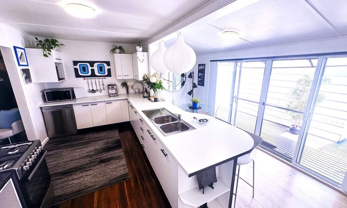 Cessnock Cabaña | Retro Hidden Gem with Deck & BBQ, 10 mins To Wineries