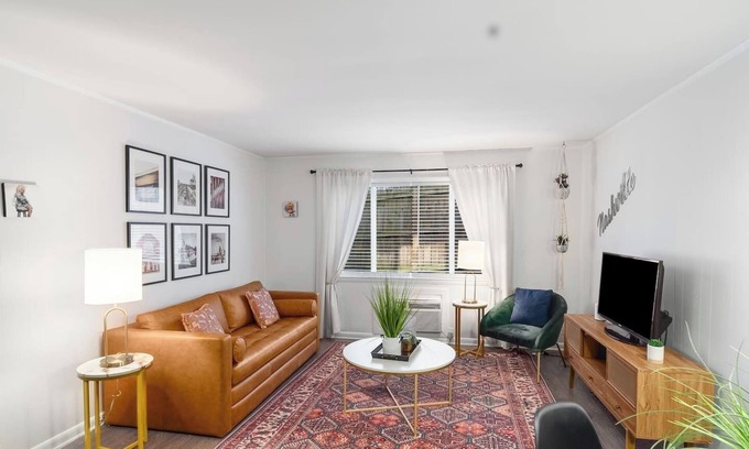 Melrose Condominio | Retro Hotel One Bedroom- near downtown with pool!