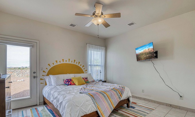 Las Cruces Casa | Retro in the Desert 3/2 groovy