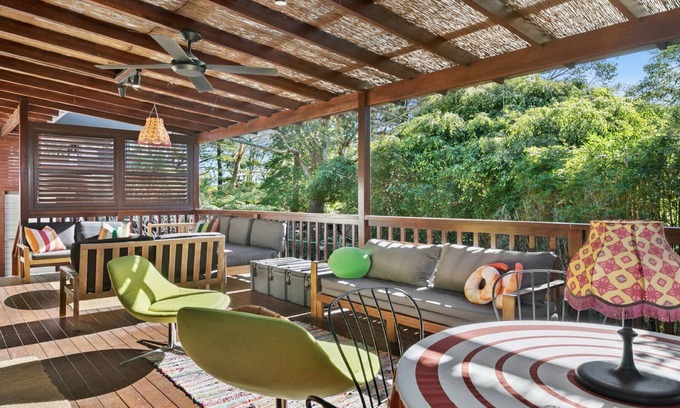 Bateau Bay Casa | Retro inpsired house just 100m to beach