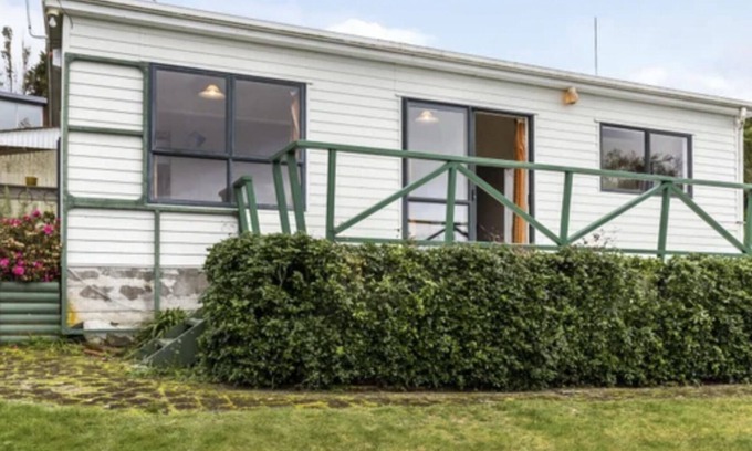 Whareroa Village Cabaña | Retro Lakeside Retreat