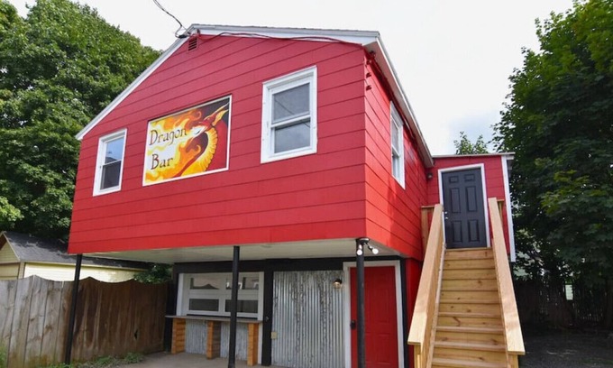Cortland Casa | Retro on Maple Avenue