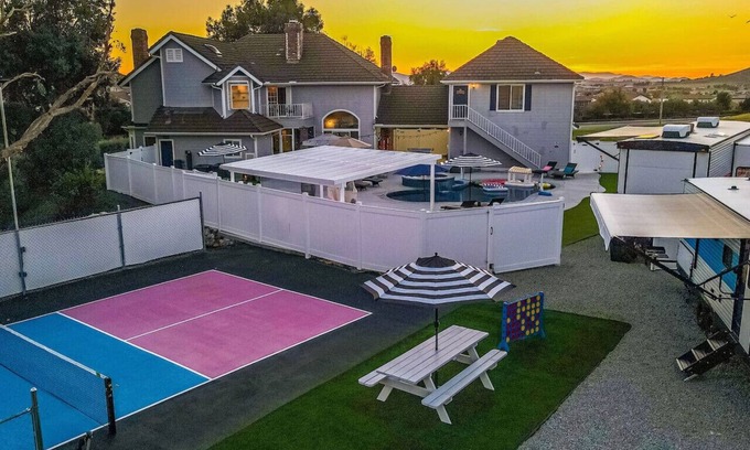 Winchester Villa | Retro Ranch-5bd-Pool-Hot Tub-Games-Pickleball