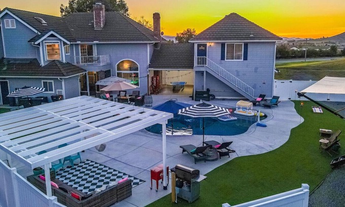 Winchester Casa | Retro Ranch Cottage 800sf Pool HotTub Pickleball