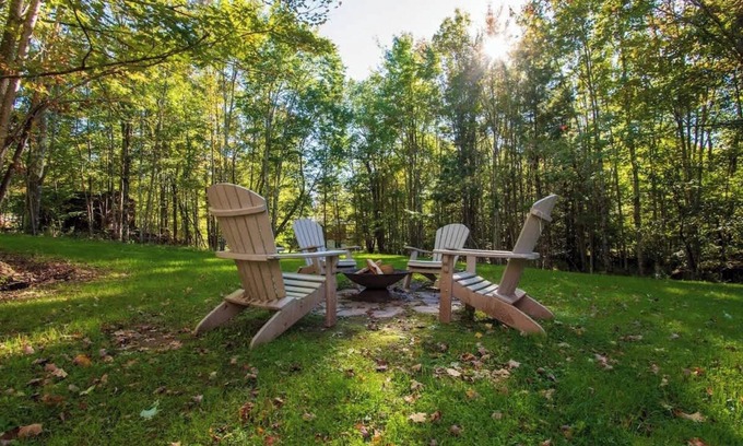 Hensonville Casa | Retro Retreat: Charming Home w/Hot Tub & Fire Pit