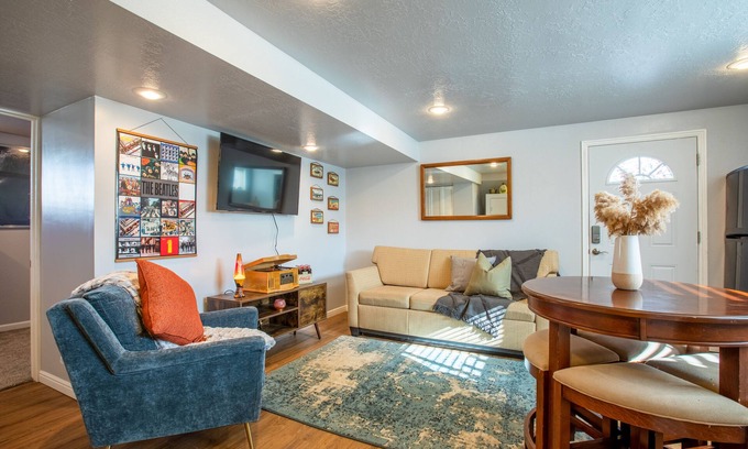West Bountiful Apartamento | Retro Retreat - Full Kitchen, Near Downtown SLC .