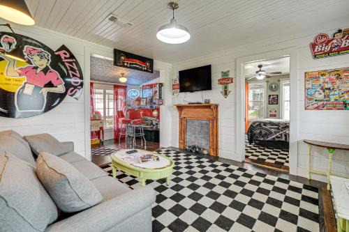 Llano Casa | Retro Retreat in Llano with Screened Porch!