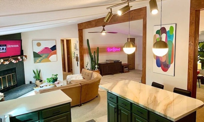 Bracey Casa | "Retro Retreat" Lakefront House