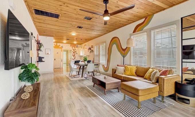 Eastside Promise Neighborhood Casa | Retro Retreat: Near Frost Center, FT Sam, Riverwalk