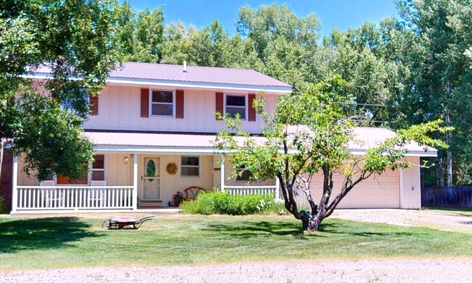 Gunnison Casa | Retro Retreat - Warm & Cozy