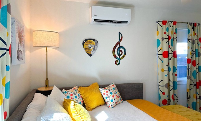 Coalinga Casa | Retro Rhythm Hideaway