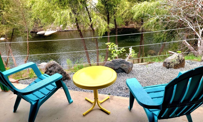 Three Rivers Casa | Retro River Casita -Waterfront, BBQ, Gameroom, Views 😍, 1 min to Sequoia Gate.