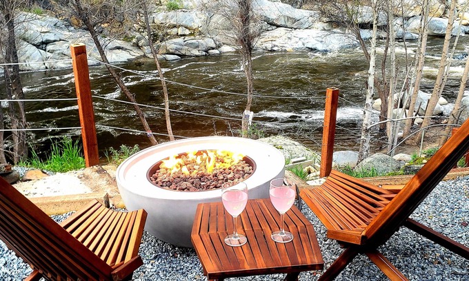 Three Rivers Casa | Retro River House! Waterfront, Firepit🔥, BBQ, Gameroom, 1 min to Sequoia Park.