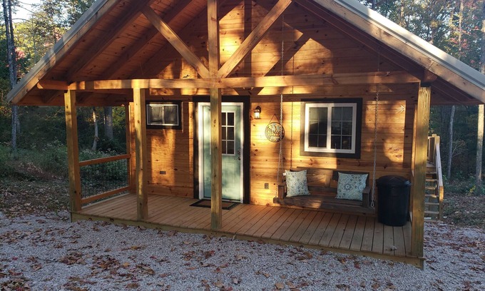 Frenchburg Cabina | Retro studio cabin in lovely Frenchburg with Hot Tub, WiFi and fire pit