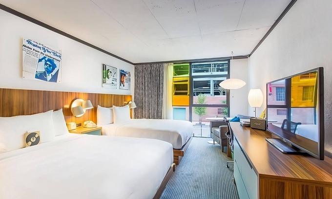 West Fens Hotel | Retro-vibe Unit w/ Pool View Close to New England Aquarium! Parking, Pool!