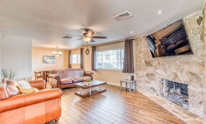 Fresno Apartamento | 2730 W Bullard XLARGE · X-Large Spacious Delux House ★ Fastest Wi-Fi